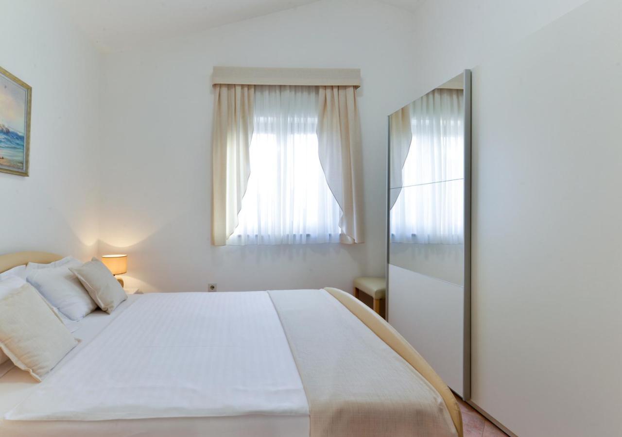 Apartments Villa Rosi Umago Esterno foto